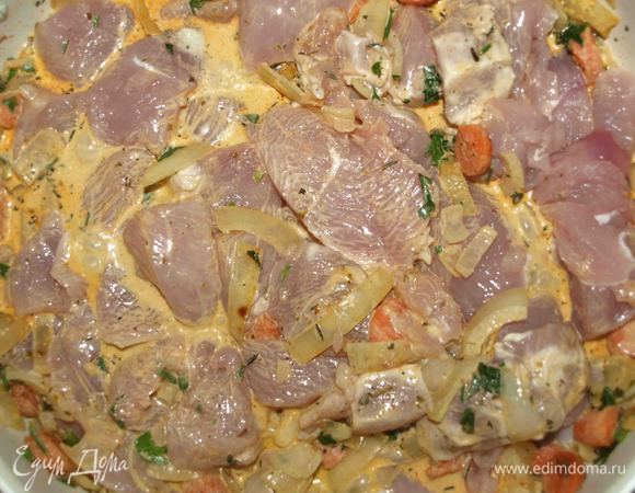 Филе индейки моем, режем и добавляем в сливочно-овощной соус.