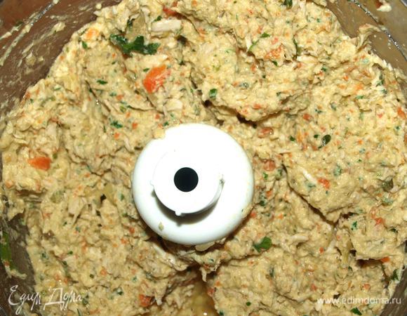 В блендере измельчаем индейку с овощами, с добавлением оставшейся петрушки, 50 гр сливочного размягченного масла и виски. Перемешиваем, чтобы ингредиенты распределились равномерно.