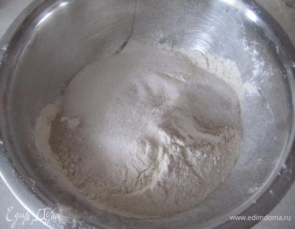 400 г муки смешать с солью, сахаром и сухими быстродействующими дрожжами, которые добавляются сразу в муку.