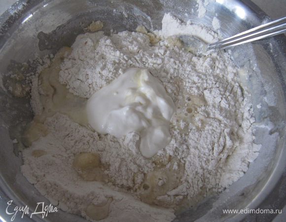 Добавить к муке растопленное сливочное масло, теплое (не горячее!) молоко, яйцо и сметану.
Все ингредиенты должны быть комнатной температуры.