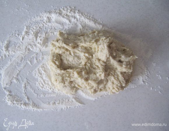 Объединить все ингредиенты с помощью ложки. А затем? постепенно добавляя оставшиеся 100 г муки, продолжаем вымешивать тесто на присыпанной мукой рабочей поверхности. Муки может потребоваться чуть больше или чуть меньше. 
Важно — не забить тесто мукой.