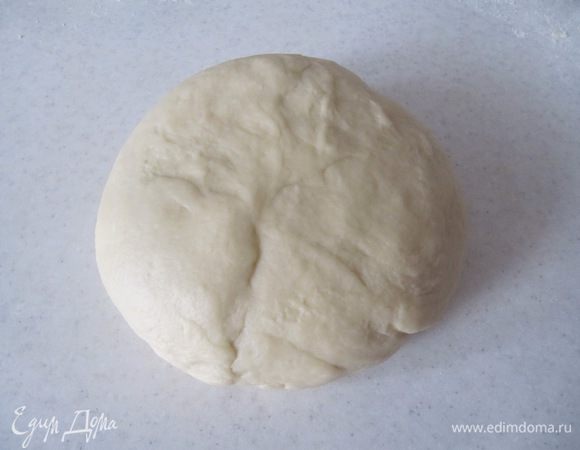 Тесто должно быть гладким и эластичным. Всего на вымешивание теста потребуется около 10 минут.