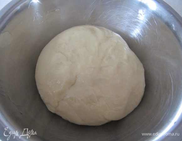 Поместить тесто в смазанную растительным маслом емкость, сверху слегка смазать растительным маслом, накрыть пищевой пленкой и отправить в теплое место на 1 час.