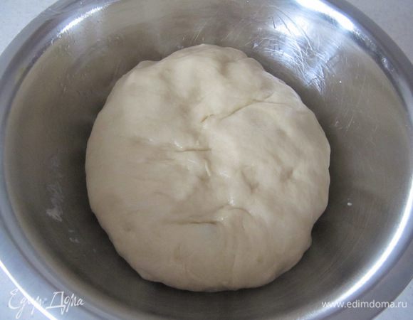 Обмять подошедшее тесто руками. В это время приготовить начинку.