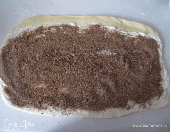 Поверх сливочного масла распределить сахар с корицей. Оставшуюся 1-см полоску без начинки смазать яйцом.