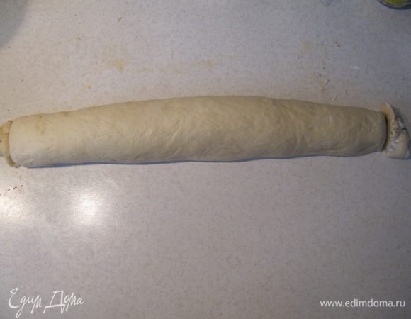 Скатать тесто по длинной стороне в плотный рулет. Концы обрезать.
