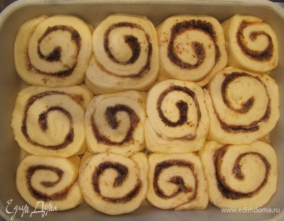 Подошедшие булочки отправить в предварительно разогретую до 180°С духовку на 25 — 30 минут. Время выпечки зависит от вашей духовки.