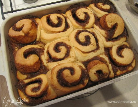 Готовым булочкам 10 минут дать остыть прямо в форме. В это время приготовить глазурь. Для нее необходимо взбить блендером сливочный творожный сыр с размягченным сливочным маслом. Затем, продолжая взбивать, постепенно добавить сахарную пудру. В самом конце добавить молоко и перемешать.