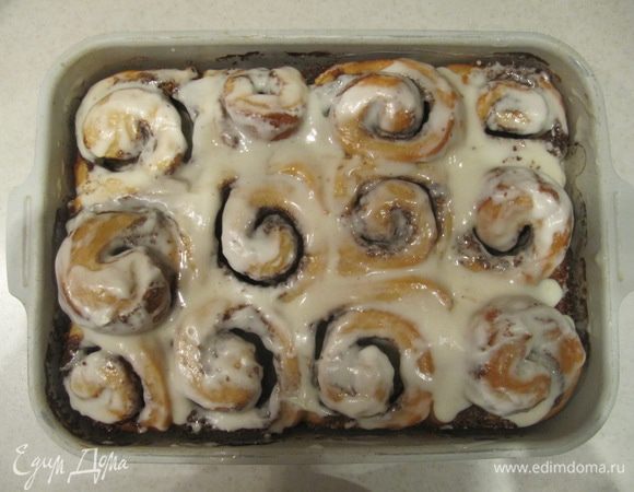 Еще теплые булочки покрыть сверху глазурью.