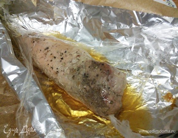 Мясо аккуратно извлечь из фольги, выложить на блюдо.
