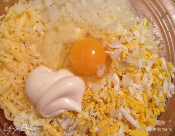 Добавить сырое яйцо и майонез и хорошо перемешать.