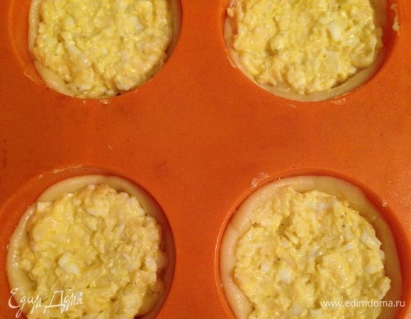 Сверху выложить сырно-яичную начинку, посыпать кунжутом.