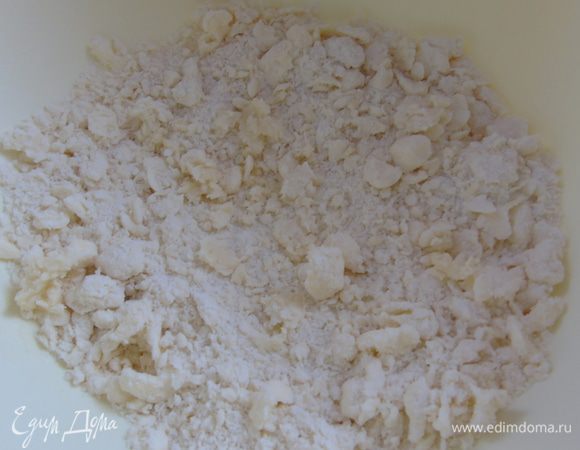 Яйцо отварите. Нам нужен вареный желток. Муку просейте, всыпьте соду и перемешайте. Затем добавьте кусочками холодное сливочное масло и перетрите в крошку.
