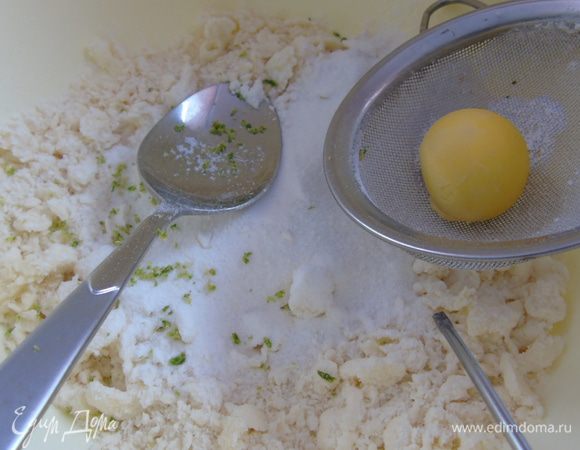 Затем добавьте миндальную муку, соль, сахарную пудру, цедру и перетертый через мелкое сито желток.