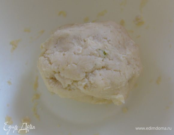 Замешиваем тесто. Оно будет слегка липким, так и должно быть. Заворачиваем в пленку и отправляем в холодильник на 1 час.