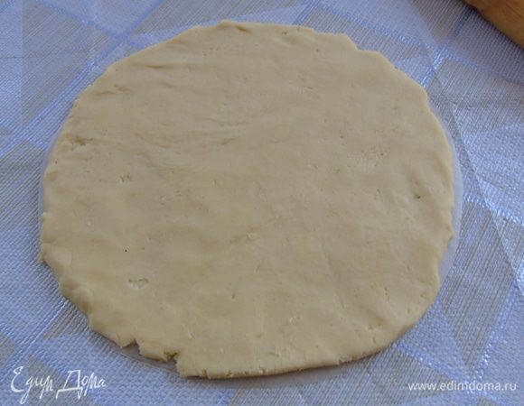 Вырезаем из пергамента круг по диаметру формы (24 см) и прямо на пергаменте раскатывает тесто. 