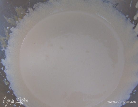 Для крема: желтки отделяем от белков. Желтки взбиваем с 400 г сахара до пены, добавляем сок и цедру лимона.