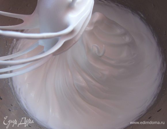 Белки взбиваем со щепоткой соли и 10 мл лимонного сока, постепенно добавляя 100 г сахара. Взбиваем до устойчивых пиков.
