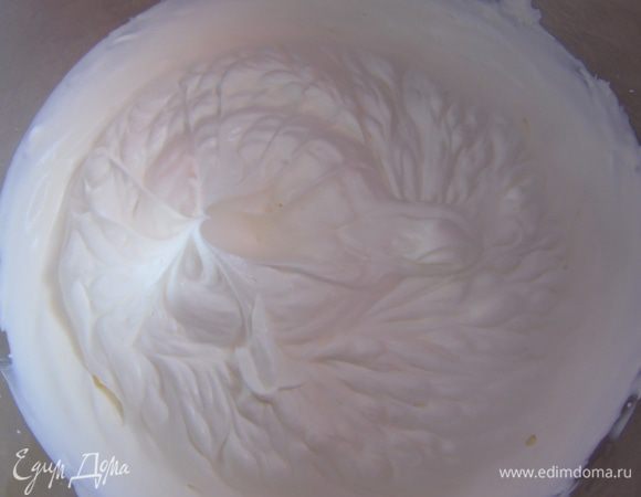 Сливки взбить до устойчивых пиков.