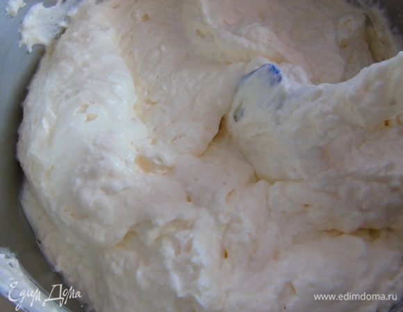 Соединяем все три массы. Вливаем желатин и так же перемешиваем.