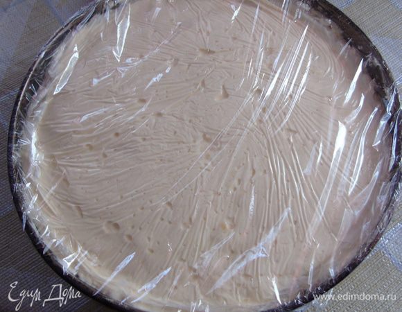 В разъемную форму на дно выкладываем корж, затер массу, покрываем пленкой и отправляем в холодильник минимум на 3 часа.  