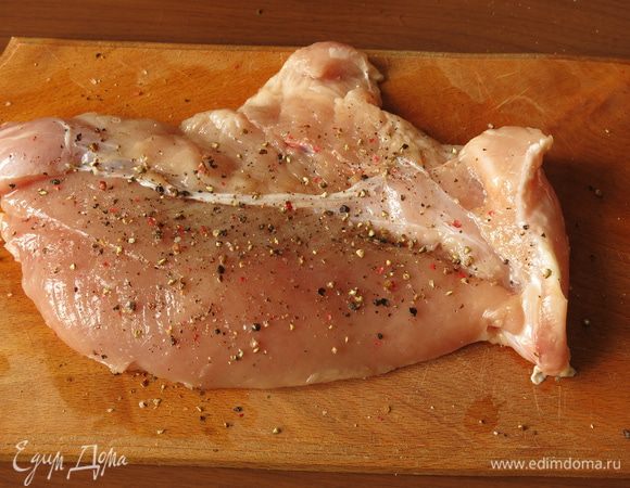 Моем филе, обсушиваем, перчим, солим.