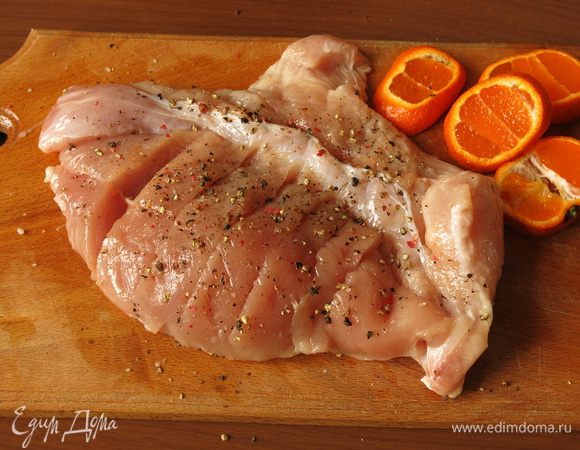 Делаем надрезы и нарезаем 2 — 3 мандарина.