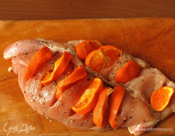 Вкладываем в разрезы мандарины.