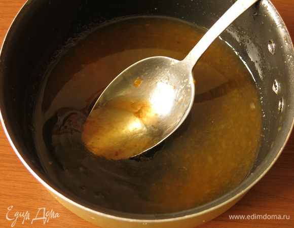 Готовим заливку: соединяем мандариновый сок, выжатый из оставшихся фруктов, и чуть нагретый мед.