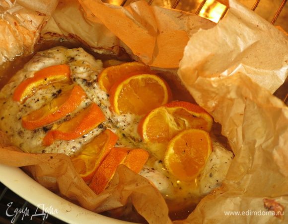 Поливаем соусом и ставим еще на 10 — 15 минут в духовку, периодически увлажняя мясо. Получается очень пряное сочное филе за счет такой подливки.