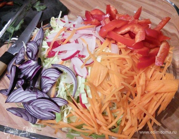 Овощи шинкуются и складываются в салатник.