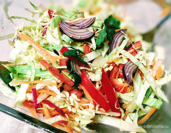 Смешать заправку с овощами, перемешать, дать немного постоять. 