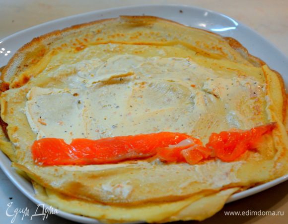 Нарезать рыбу соломкой. Намазать блин сливочным сыром, выложить кусочек рыбы, свернуть.