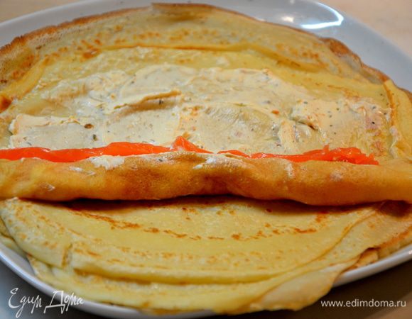 Добавить еще кусочек рыбы и свернуть до конца в ролл.