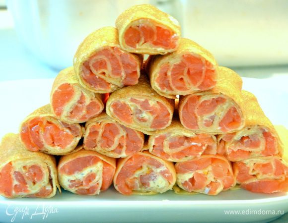 Разрезать блинный ролл на 6 — 7 частей и выложить на тарелку.