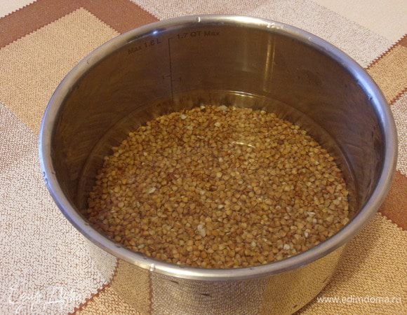 Варим гречку. Стакан гречки тщательно промыть, несколько раз слив воду. Залить двумя стаканами холодной воды, добавить половину чайной ложки соли, закрыть крышкой, довести до кипения. Варить примерно 20 минут на самом медленном огне до полного выкипания воды, не перемешивая.