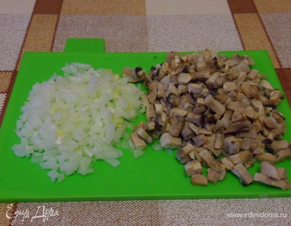 Пока варится гречка, займемся заправкой. Лук почистить, мелко порезать. Шампиньоны помыть, порезать кусочками.