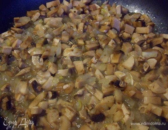 Добавить грибы, перемешать, готовить около 20 минут (до полного выкипания жидкости). Посолить, поперчить.