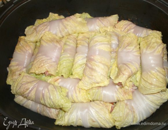 Сделав голубцы, налейте в посуду для запекания слегка подсоленной воды, чтобы она доходила чуть выше середины верхнего уровня голубцов. 