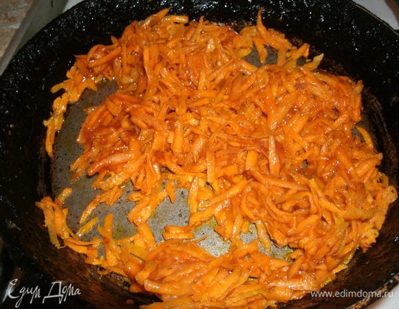 Морковь натереть на крупной терке, обжарить на растительном масле до мягкости. Переложить в посуду, в которой будут тушиться голубцы. 