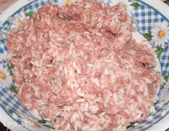 Рис отварить до полуготовности, смешать с фаршем. Посолить, поперчить. 
