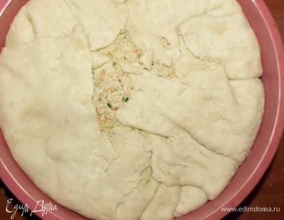 На грибы выкладываем остальную часть паштета. Закрываем остальной частью коржа так, чтоб не вся начинка была закрыта. 