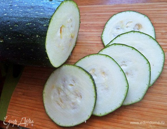 Кабачок делим на кольца.