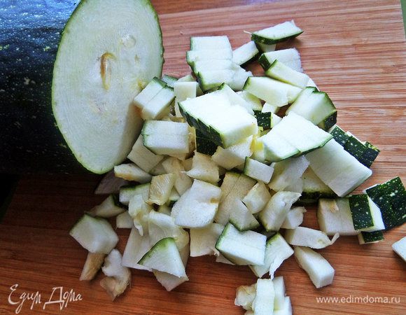 Измельчаем на кубики.
