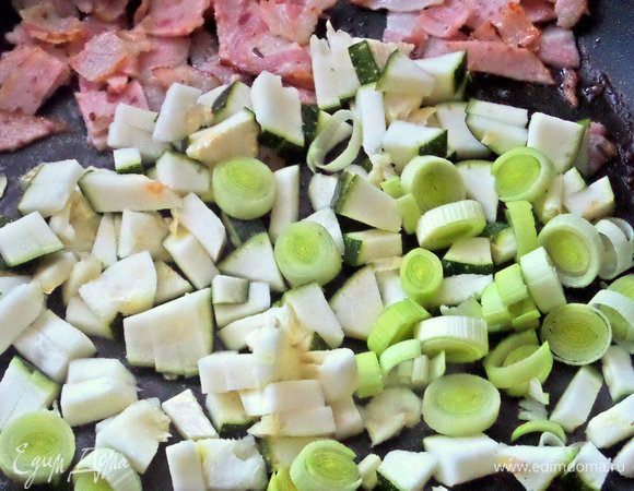 Отодвигаем или убираем ветчину и добавляем в сковороду нарезанные овощи. Жарим на масле виноградных косточек от Biolio.