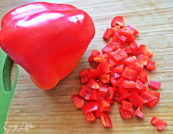 Сладкий перец нарезать тоже кубиками.