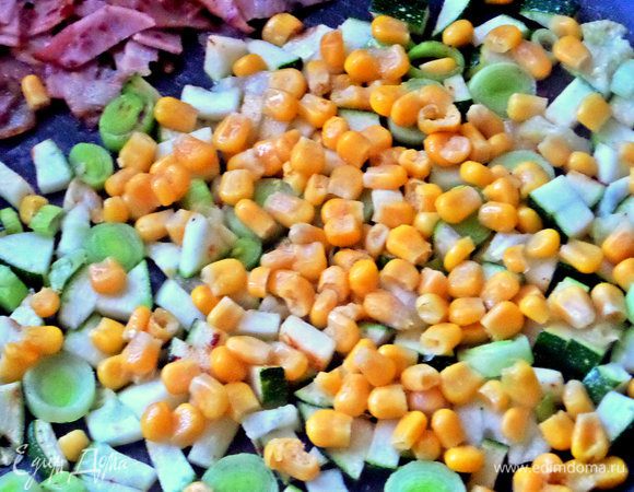 Позже всыпать кукурузу в сковороду.