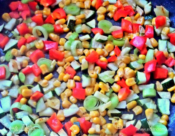 Перемешиваем, держим на огне не долго.