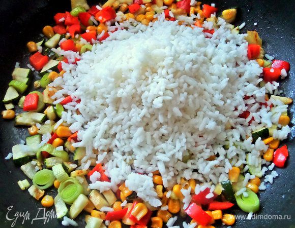 Высыпаем готовый рис.