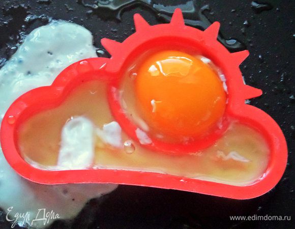 Вбить соответственно желток и белок по ячейкам.